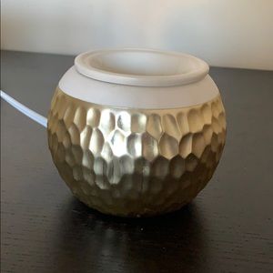 SCENTSY CANDLE WAX WARMER GOLDSMITH ELEMENT